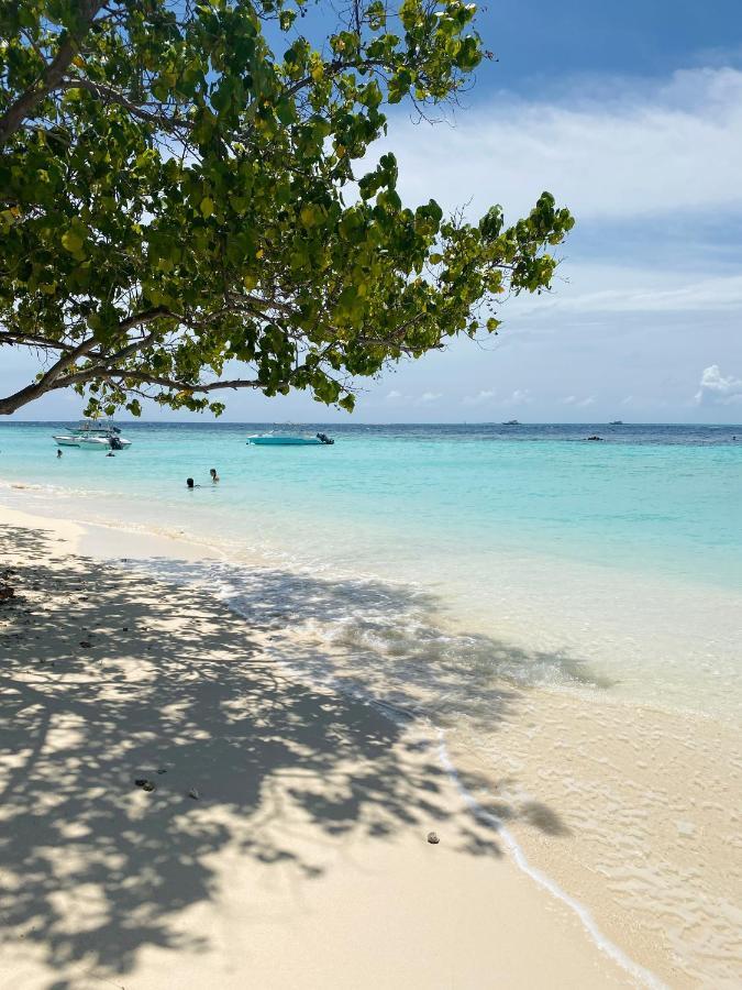 Reef Edge Thulusdhoo, Maldives Ξενοδοχείο Εξωτερικό φωτογραφία