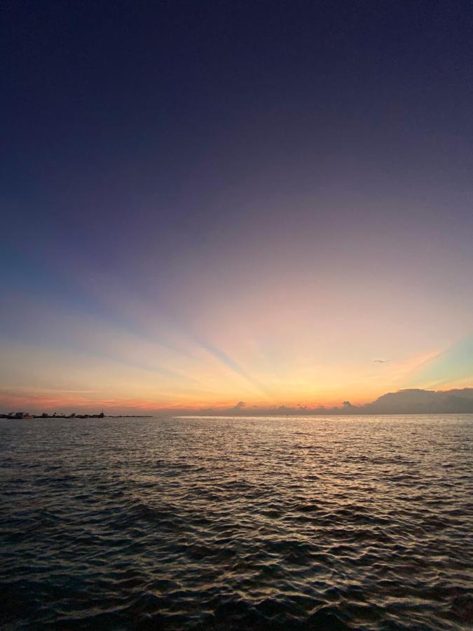 Reef Edge Thulusdhoo, Maldives Ξενοδοχείο Εξωτερικό φωτογραφία