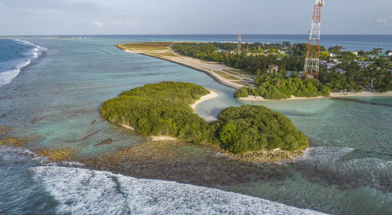 Reef Edge Thulusdhoo, Maldives Ξενοδοχείο Εξωτερικό φωτογραφία